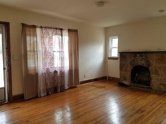 2nd image of 942 Crescent St NW