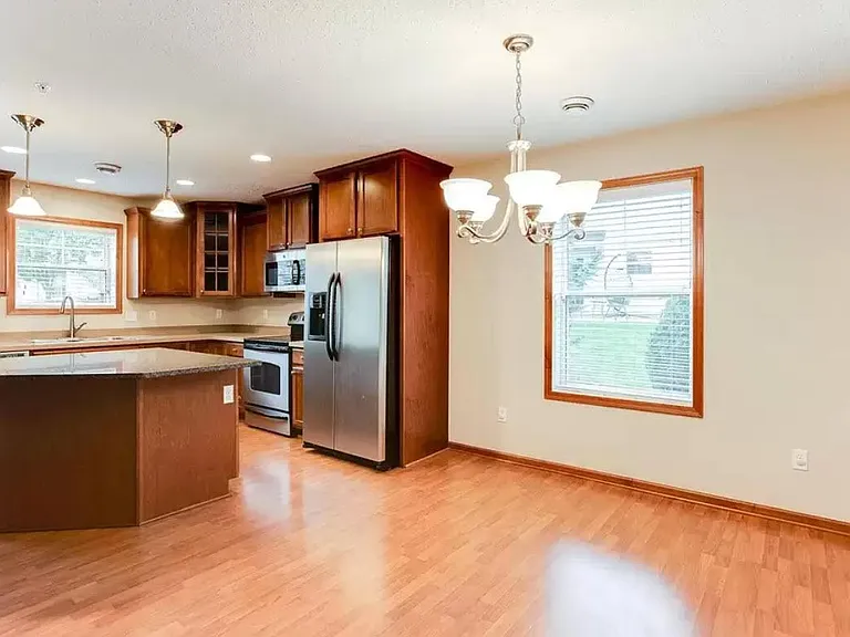 Dining area to kitchen