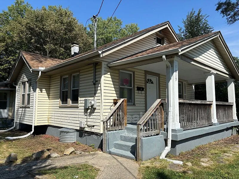 3 bed, 1.0 bath, 1104 sqft, $1,050 — Photo 3