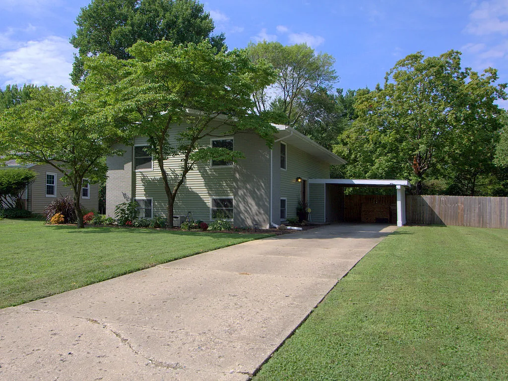 1821 Hemlock Dr photo 1