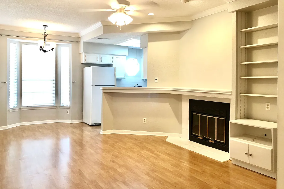 Building Photo - 3111 Tom Green St #204