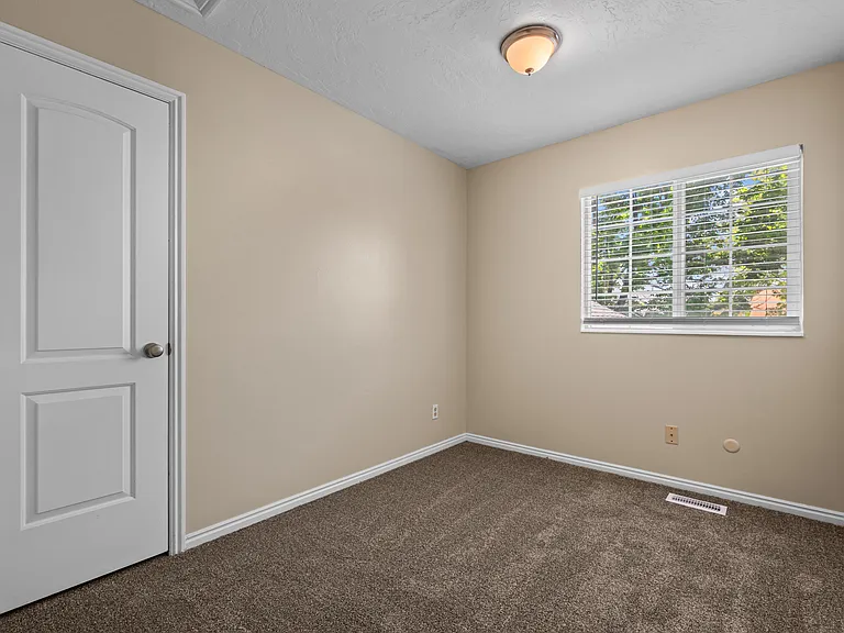 346 N 550 North St E — Photo 11