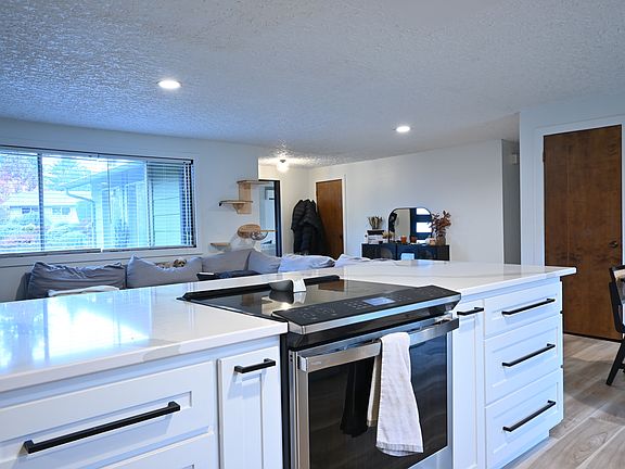 5th image of 3107 NW Lakeridge Dr