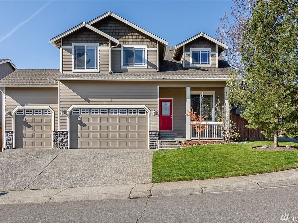 Well maintained home in a nicely established neighborhood that has it's own community, private park. This 4 bedroom, 2.5 bath home has it all, including a three car garage, 4 bedrooms, a lofted office and lots of square footage!