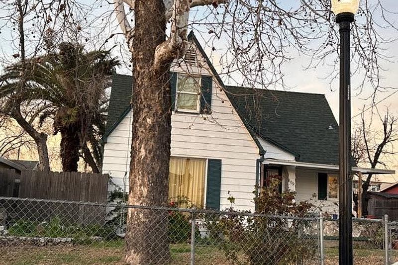 1st image of 809 Lampasas Ave