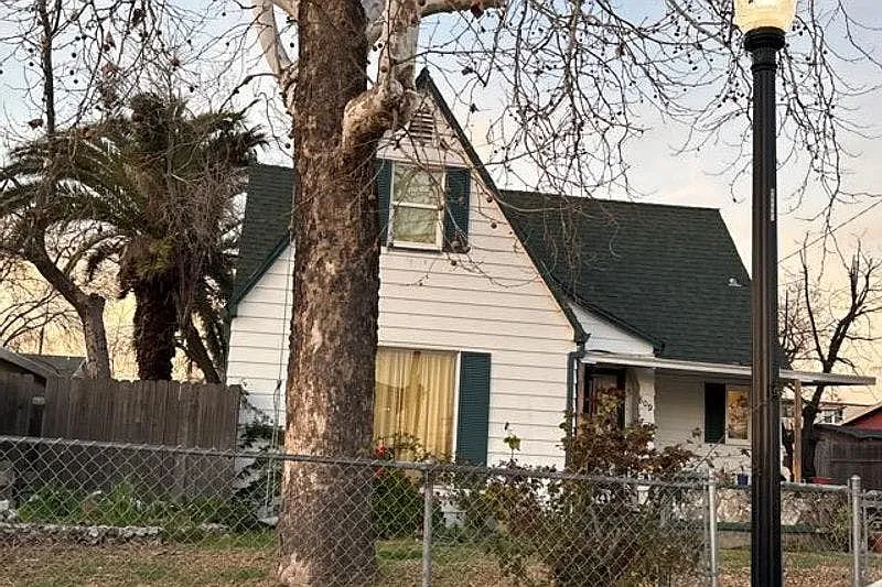 809 Lampasas Ave photo 1