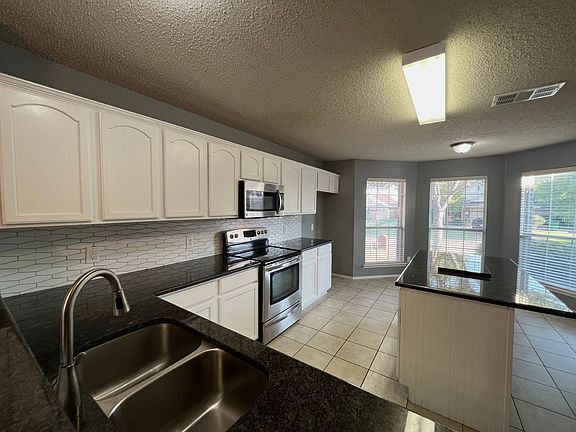 4th image of 2720 Emerald Ln