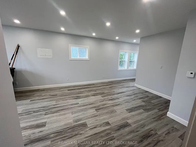 243 Dufferin St #UPPER FRONT — Photo 8