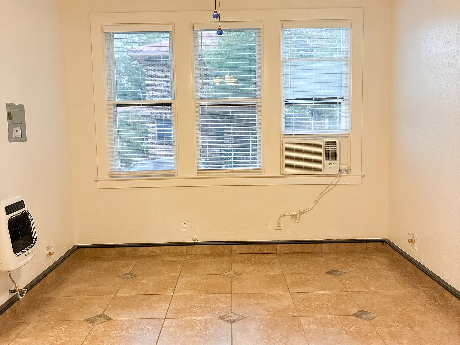 420 E Dewey Pl — Photo 3