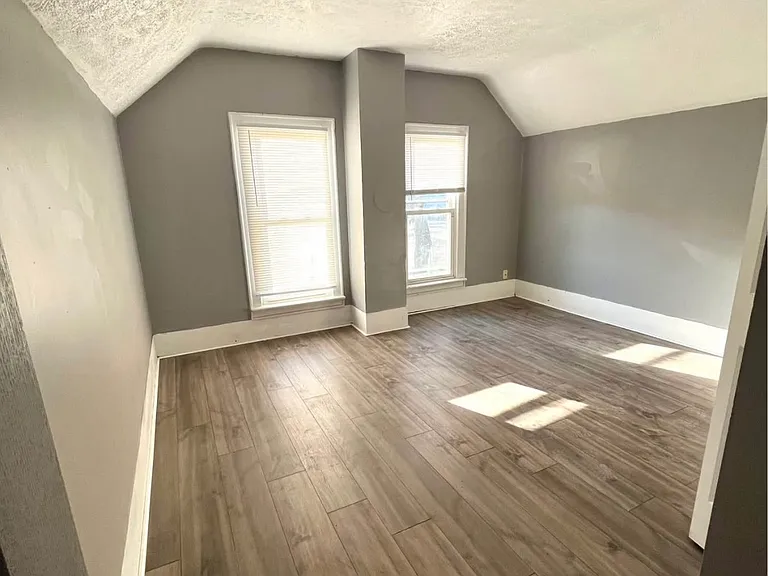 129 E Market St — Photo 4