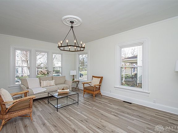 4th image of 616 E Linden Ave