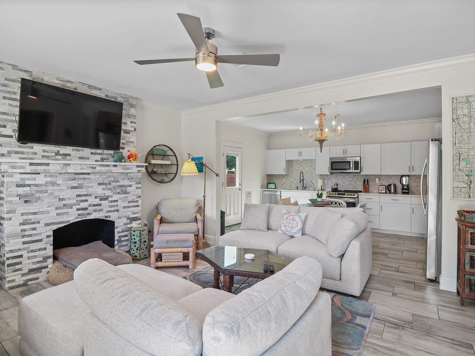 3 bed, 2.0 bath, 1402 sqft, $3,200 — Photo 1