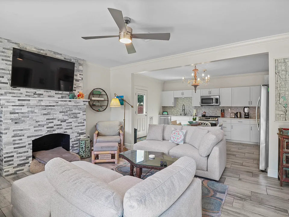 301 Hawthorne Dr