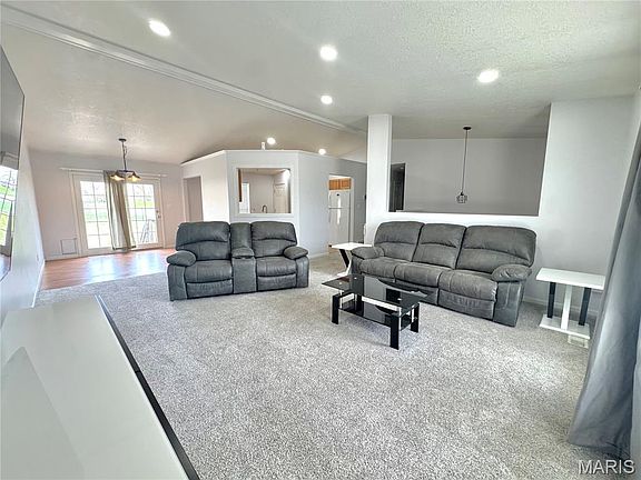 3rd image of 612 Clover Rd