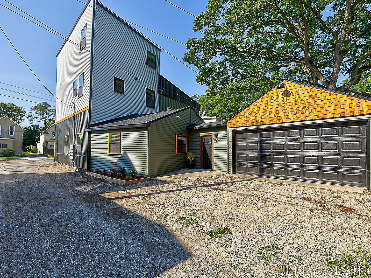 715 Butterworth St SW — Photo 3