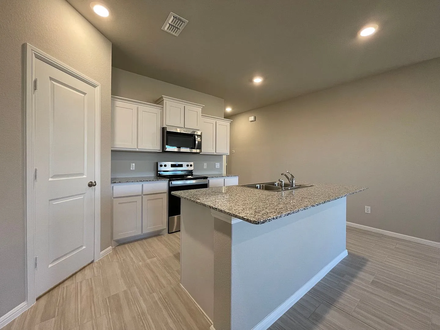 Available Now 3 Bedroom 2 Bath Home In Cleburne — Photo 3