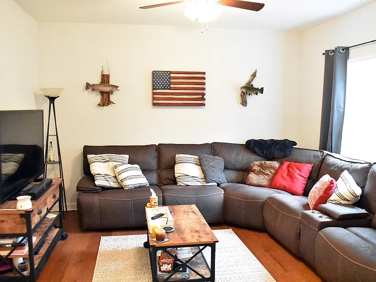526 Monticello Cir — Photo 3