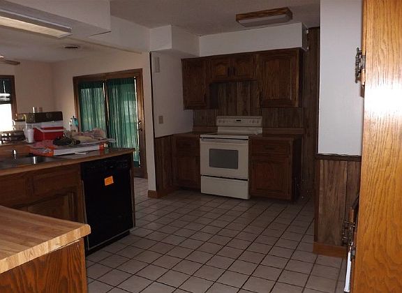 4th image of 808 N F Hwy