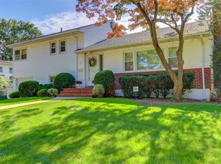 18 Plaza Rd, Garden City, NY 11530