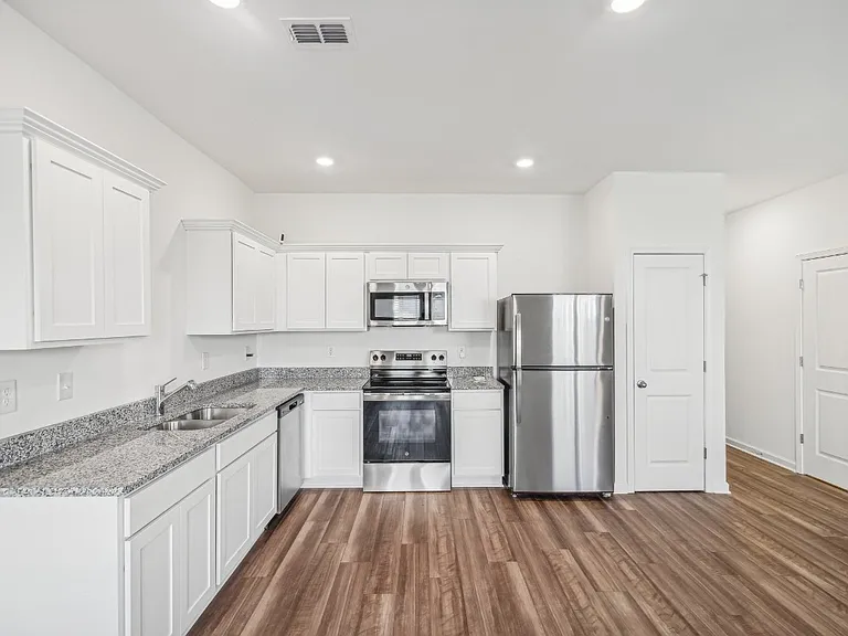 136 Saginaw Ct — Photo 4