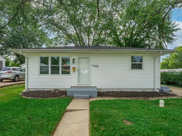 1450 Winter Dr, Freeport, IL 61032
