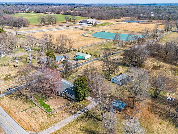 3rd image of 860 Bryants Ford Rd