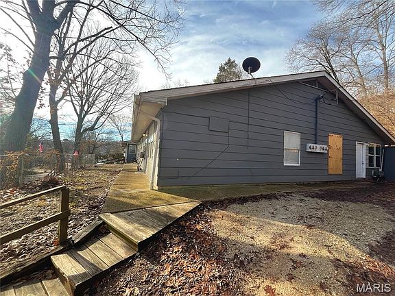 4th image of 302 N Spring St