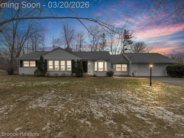 2381 Bratton Ave, Bloomfield Hills, MI 48302