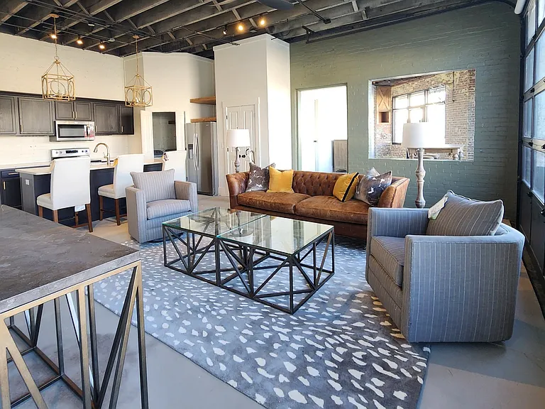 501 S Main St — Photo 2
