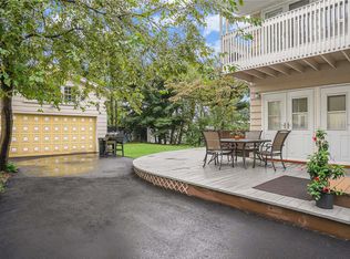 32 Lambert St, Roslyn Heights, NY 11577