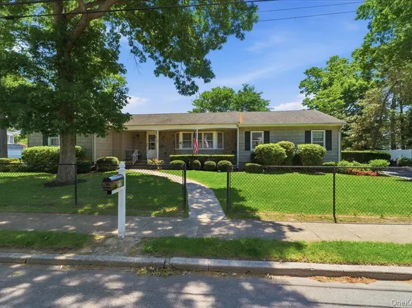 22 Stephens Court, Hauppauge, NY 11788