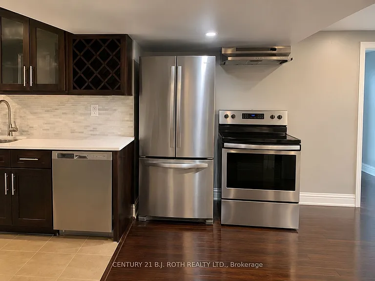 Succession Cres — Photo 16
