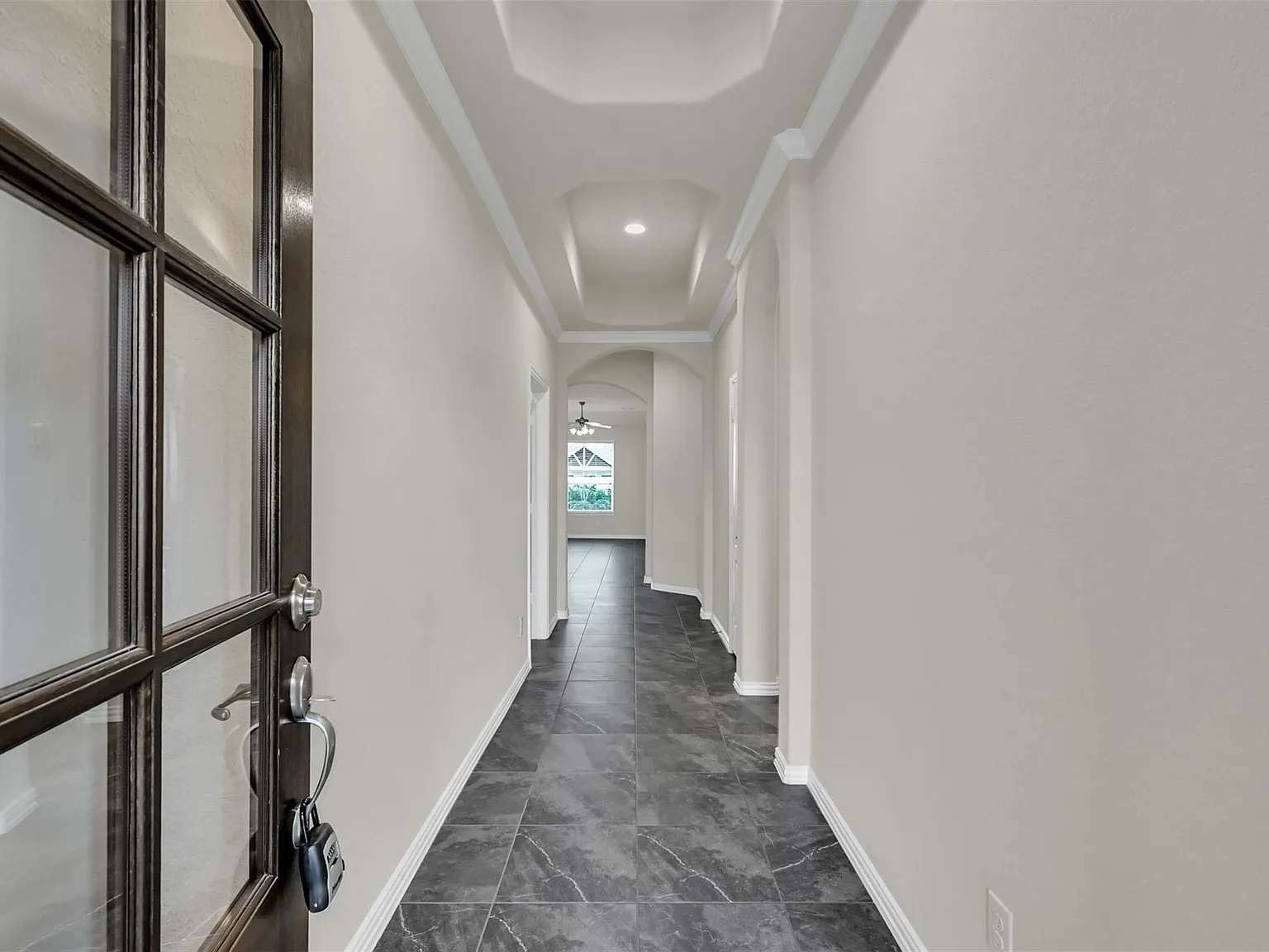 3 bed, 2.0 bath, 1948 sqft, $2,400 — Photo 4