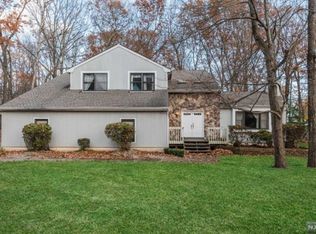 4 Fieldstone Dr, Kinnelon, NJ 07405