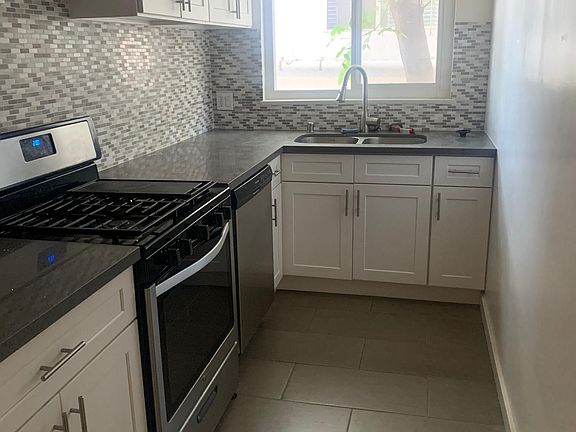 5th image of 426 S Barrington Ave APT 1