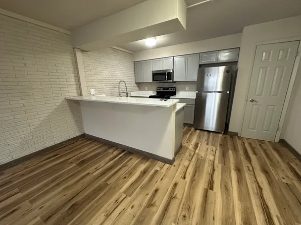 921 22nd Ave APT 12, Coralville, IA 52241