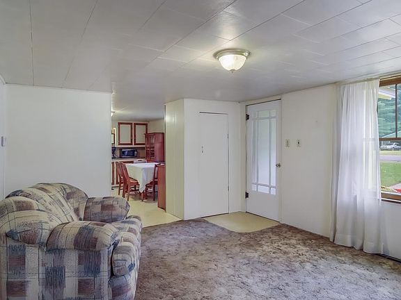 4th image of 115 Maple St
