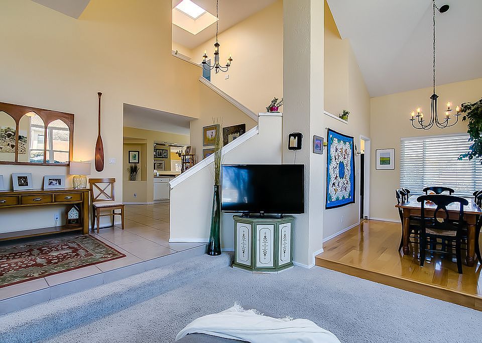 1st image of 5909 Canyon Crest Pl NE
