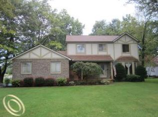 9820 Rosemary Ln, Brighton, MI