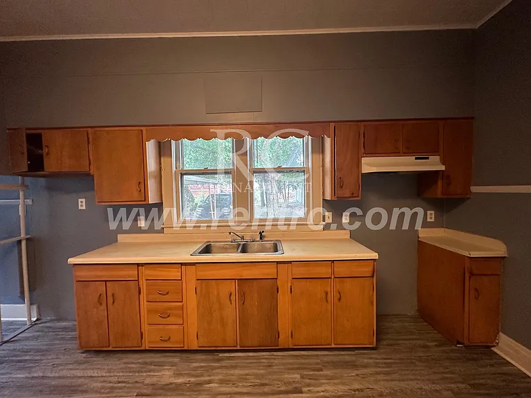1117 N Gilbert St — Photo 3
