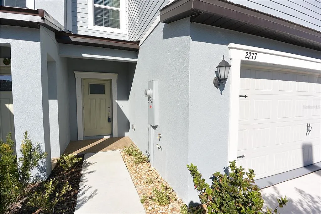3 bed, 2.5 bath, 2319 sqft, $2,450 — Photo 3