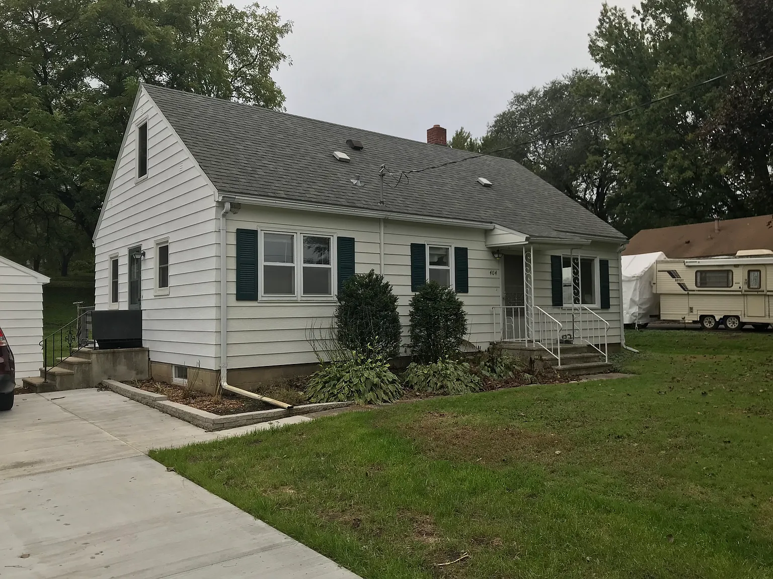 4 bed, 1.5 bath, 1824 sqft, $1,650 — Photo 2