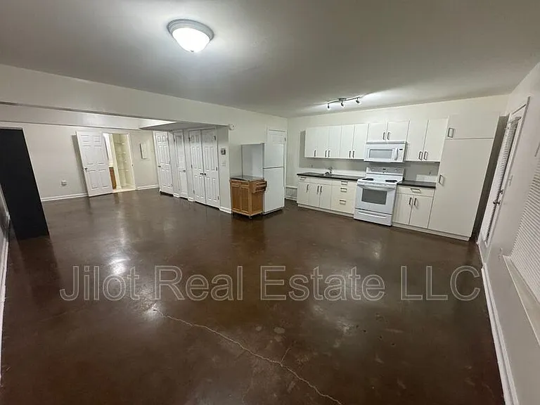 105 Dancing Fox Rd #B — Photo 5