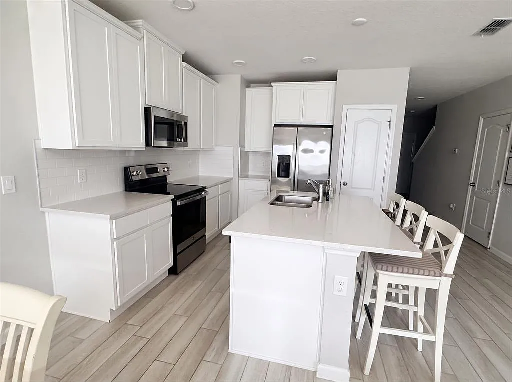 3 bed, 2.5 bath, 1362 sqft, $2,850 — Photo 2