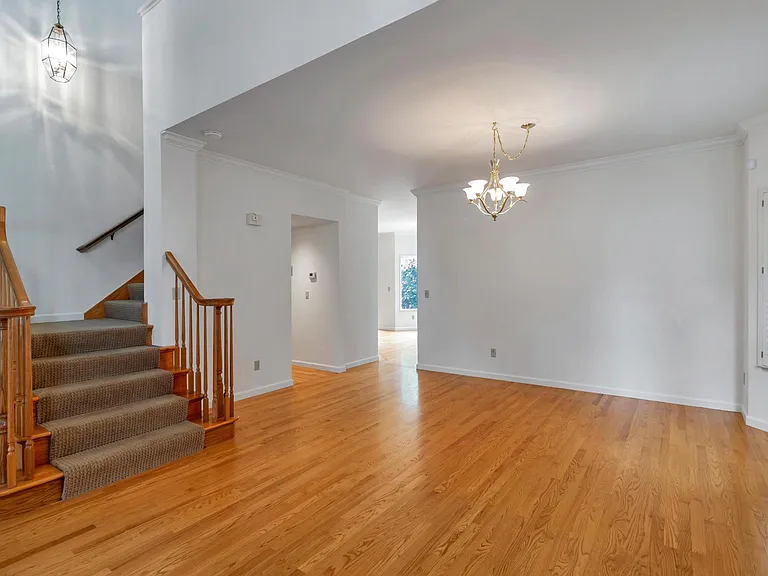 302 Tadley Ct — Photo 5