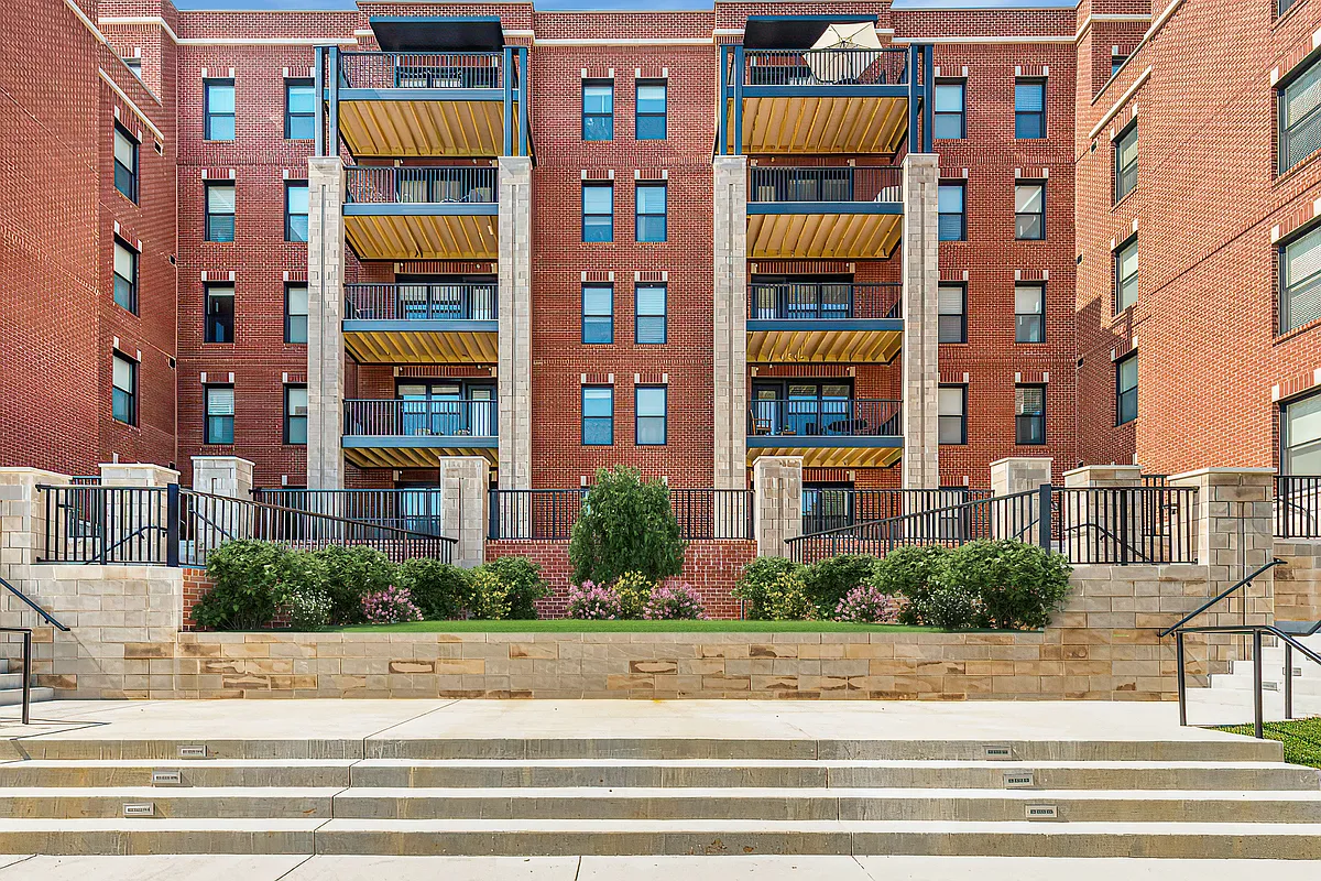 Building Photo - Circ Apartments