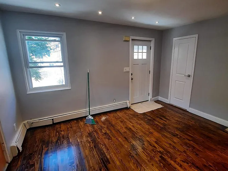 254 E Broadway #3 — Photo 2