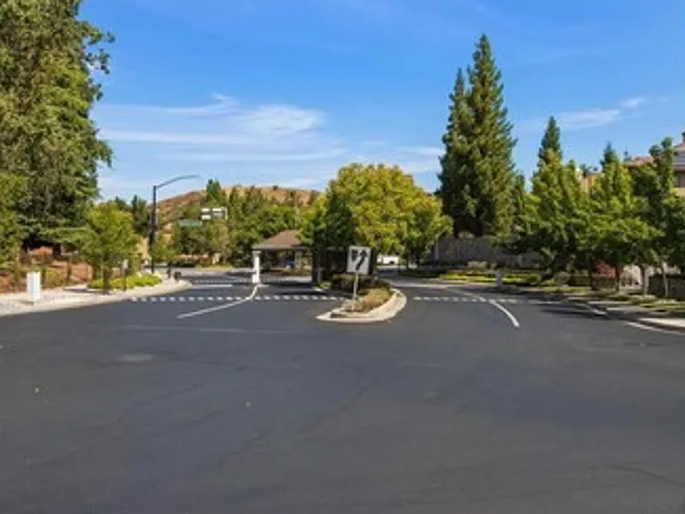 330 S Overlook Dr — Photo 32