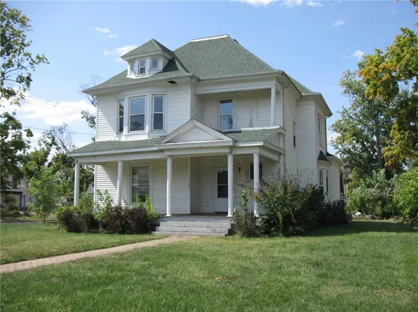 964 6th St, Charleston, IL 61920