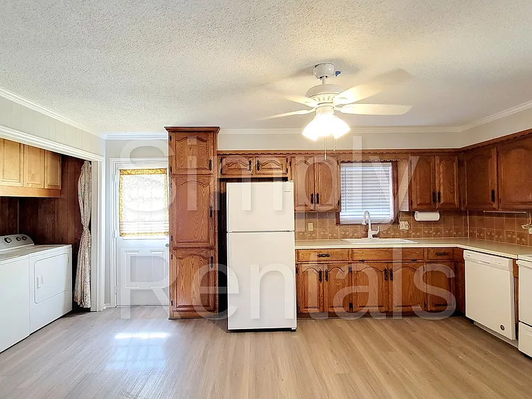 105 Windsor St — Photo 8